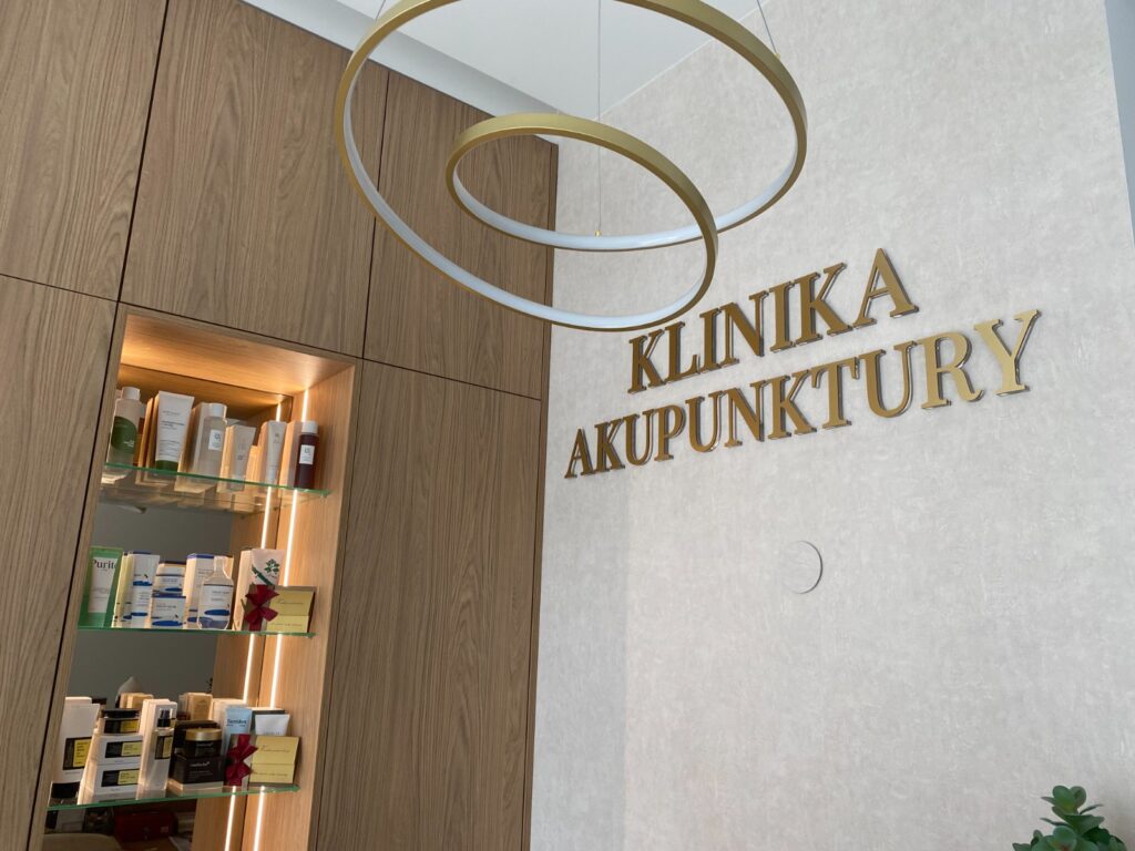 Logo lustrzane z akrylu na ścianę – realizacja DECOPARK