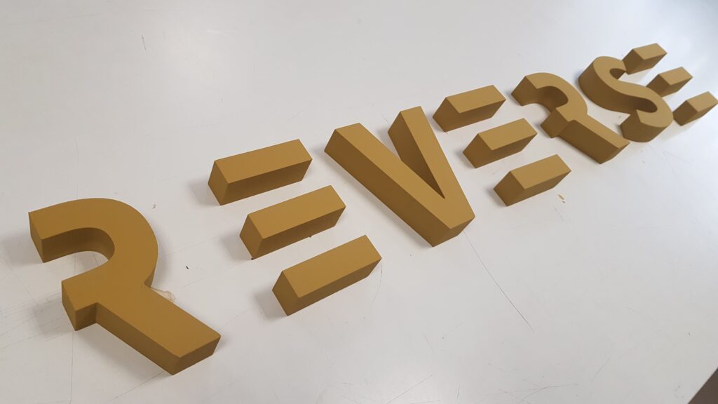 Niepodświetlane logo 3D ze styroduru z licem – realizacja DECOPARK