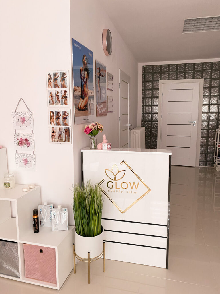 Logo lustrzane z akrylu na ścianę – realizacja DECOPARK