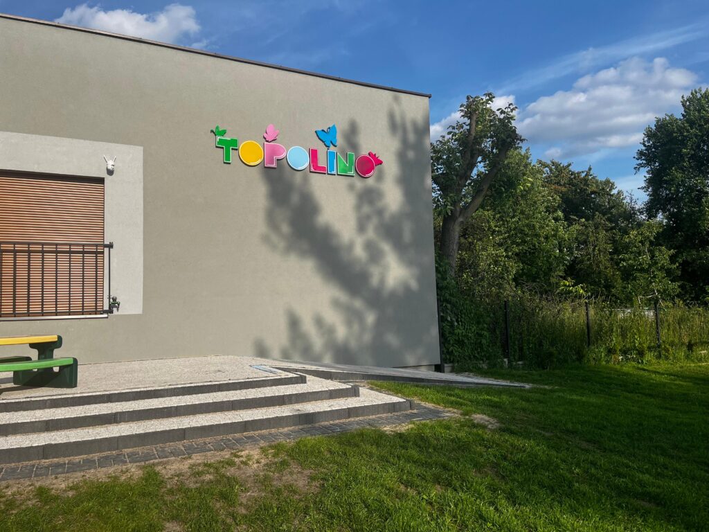 Niepodświetlane logo 3D ze styroduru z licem – realizacja DECOPARK