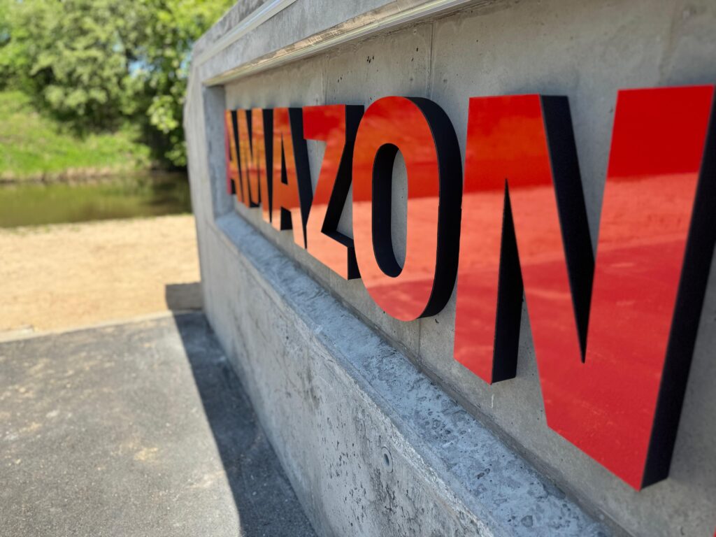Niepodświetlane logo 3D ze styroduru z licem – realizacja DECOPARK