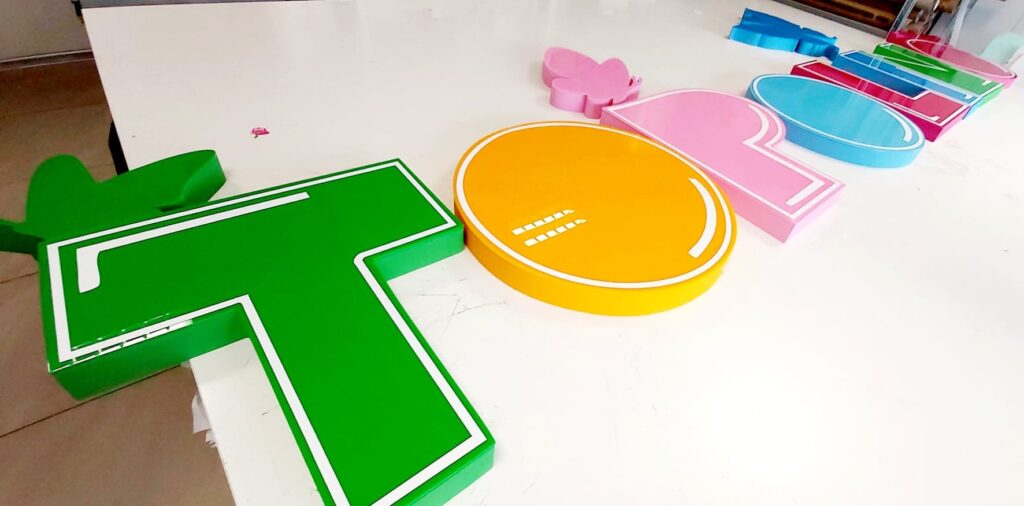Niepodświetlane logo 3D ze styroduru z licem – realizacja DECOPARK