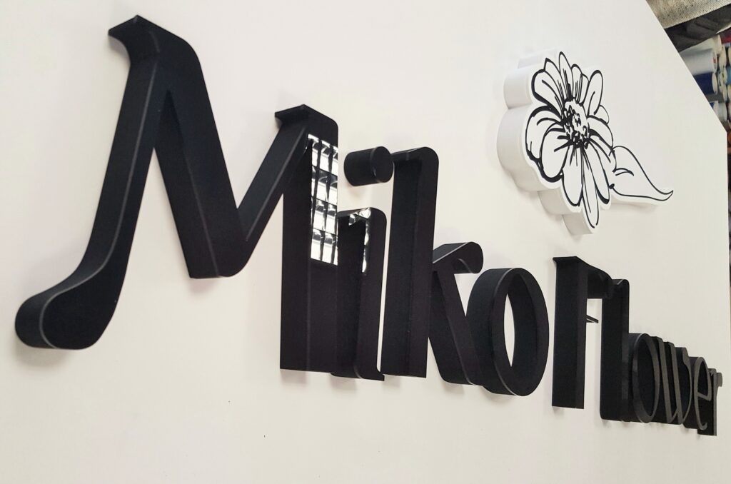 Niepodświetlane logo 3D ze styroduru z licem – realizacja DECOPARK