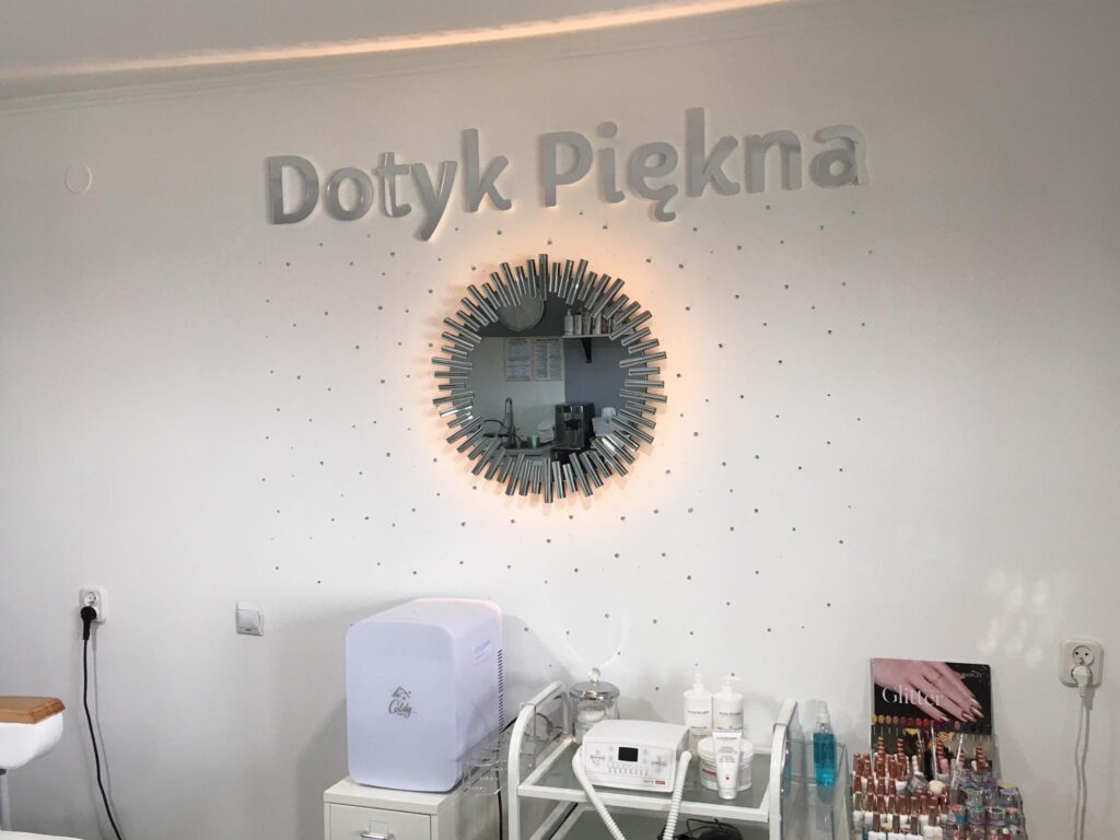 Logo lustrzane z akrylu na ścianę – realizacja DECOPARK