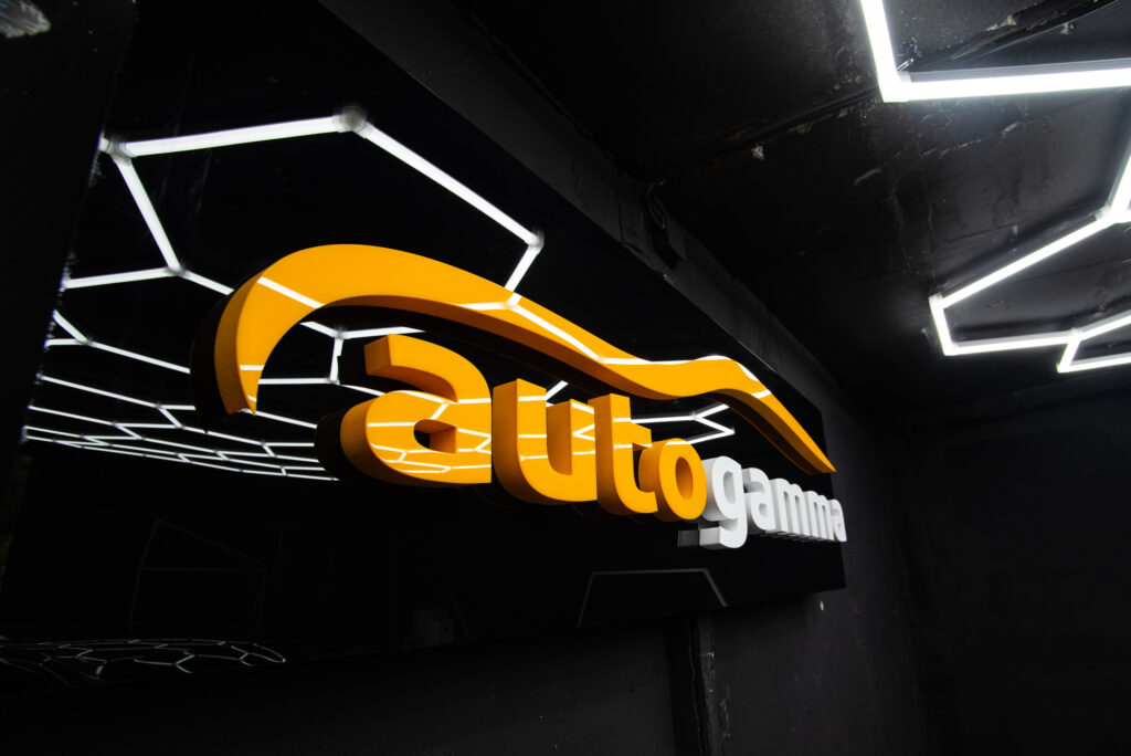 Niepodświetlane logo 3D ze styroduru z licem – realizacja DECOPARK