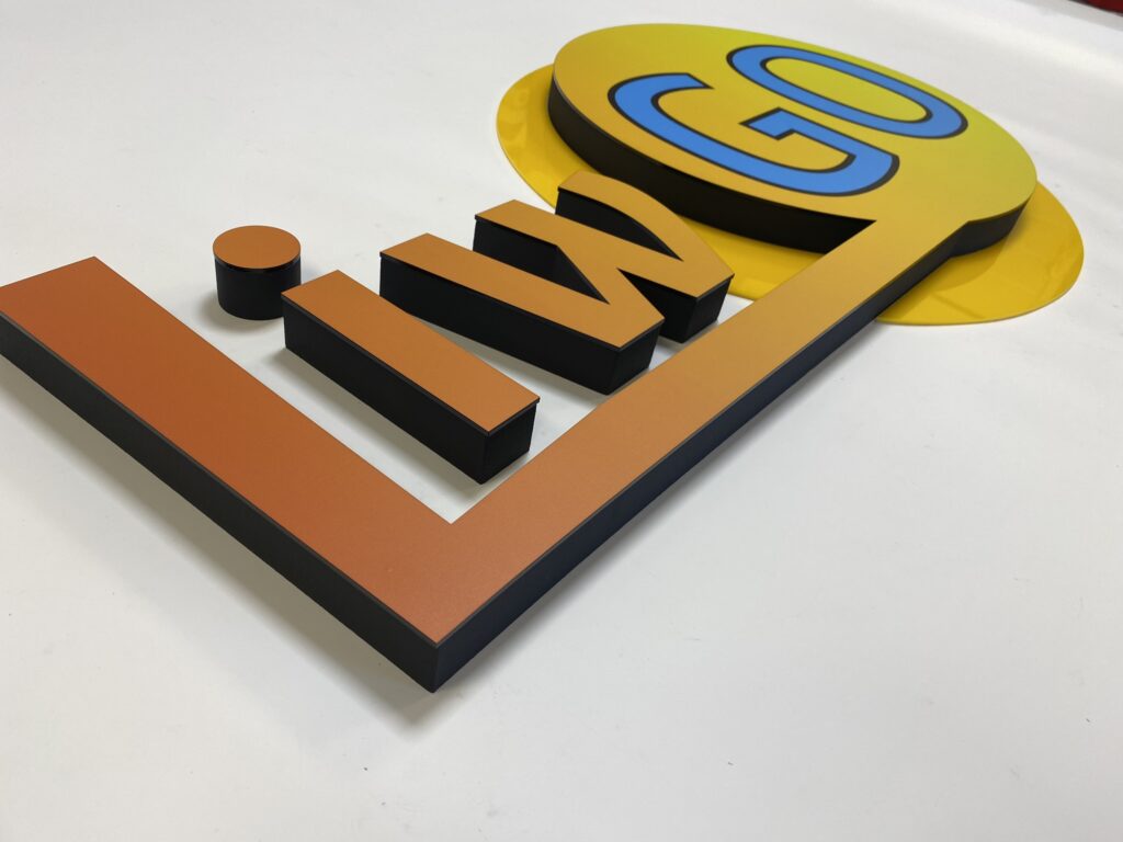 Niepodświetlane logo 3D ze styroduru z licem – realizacja DECOPARK