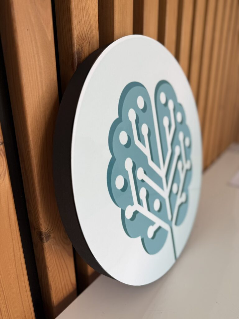 Niepodświetlane logo 3D ze styroduru z licem – realizacja DECOPARK