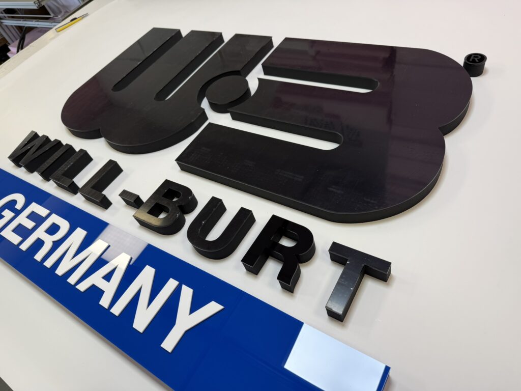 Niepodświetlane logo 3D ze styroduru z licem – realizacja DECOPARK