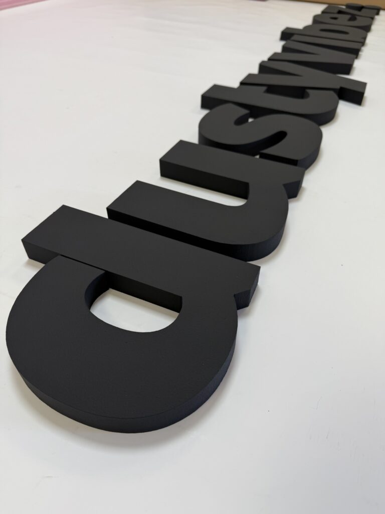 Niepodświetlane logo 3D ze styroduru z licem – realizacja DECOPARK