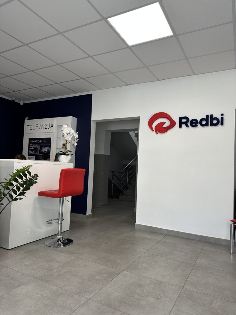 Niepodświetlane logo 3D ze styroduru z licem – realizacja DECOPARK