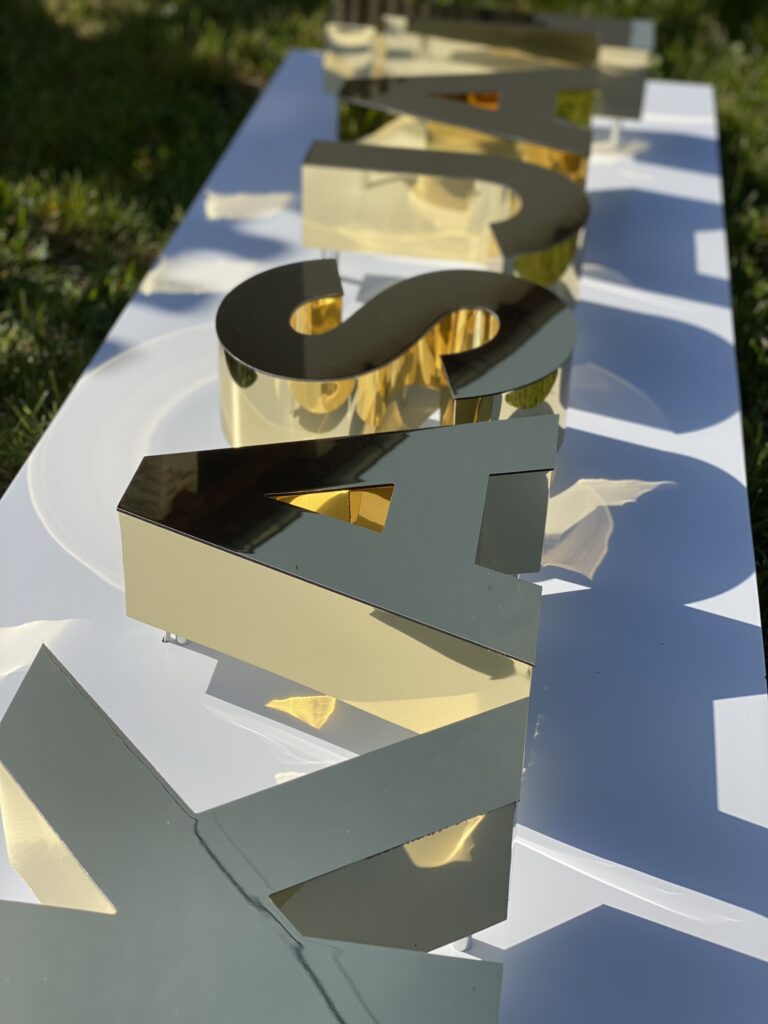 Aluminiowe litery HALO z podświetleniem – realizacja DECOPARK