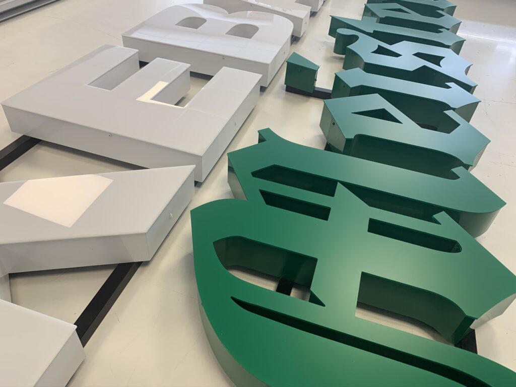 Litery blokowe FLAT na elewację – realizacja DECOPARK