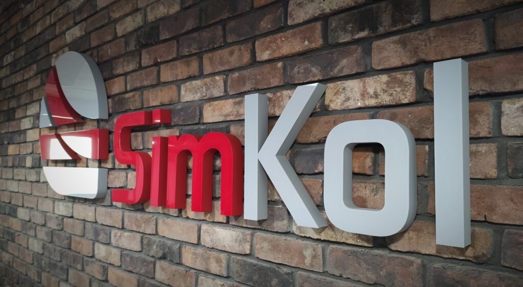 Niepodświetlane logo 3D ze styroduru z licem – realizacja DECOPARK