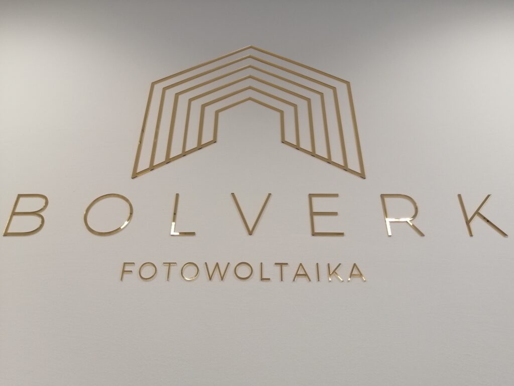 Logo lustrzane z akrylu na ścianę – realizacja DECOPARK