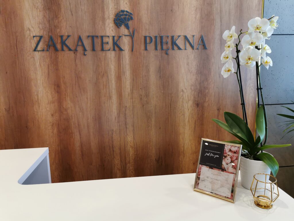 Niepodświetlane logo 3D ze styroduru z licem – realizacja DECOPARK