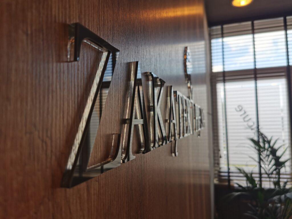 Niepodświetlane logo 3D ze styroduru z licem – realizacja DECOPARK