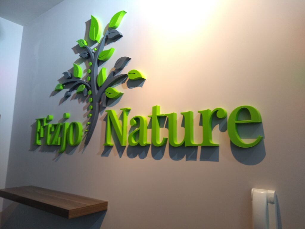 Niepodświetlane logo 3D ze styroduru z licem – realizacja DECOPARK