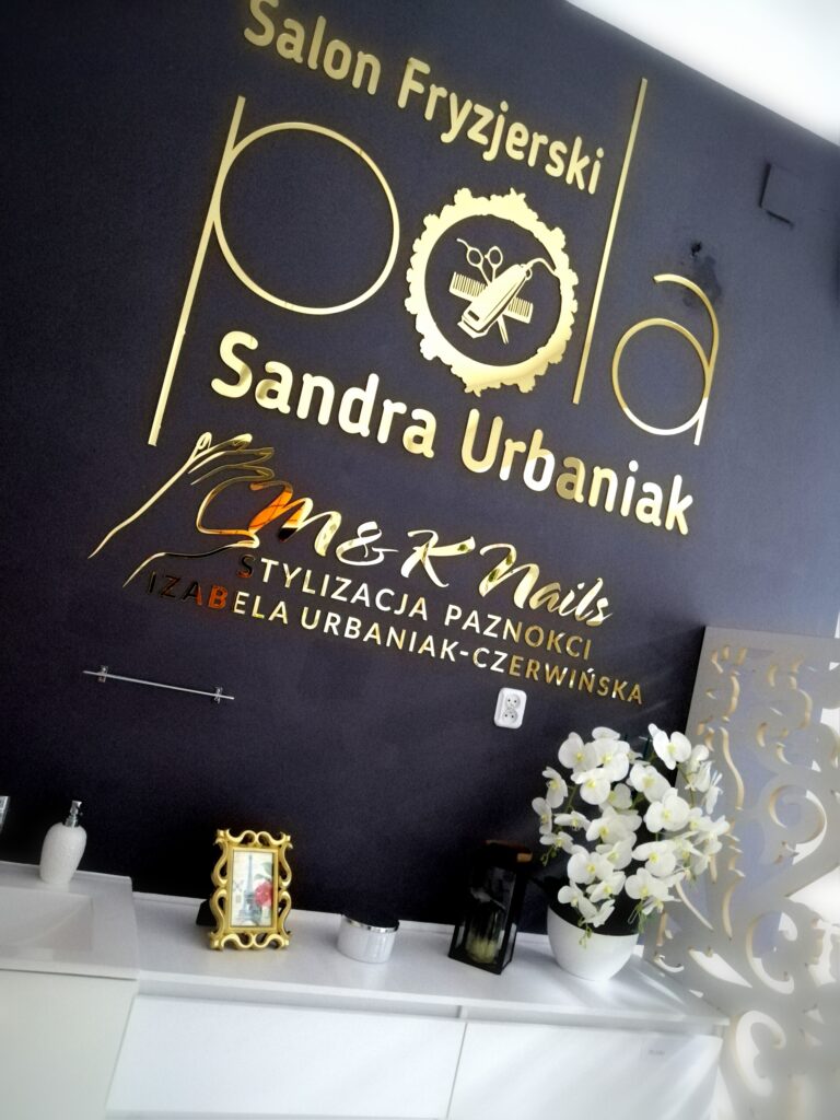 Logo lustrzane z akrylu na ścianę – realizacja DECOPARK