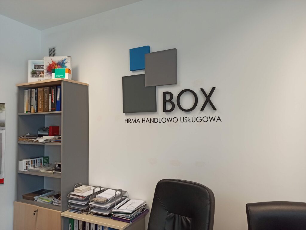 Niepodświetlane logo 3D ze styroduru z licem – realizacja DECOPARK