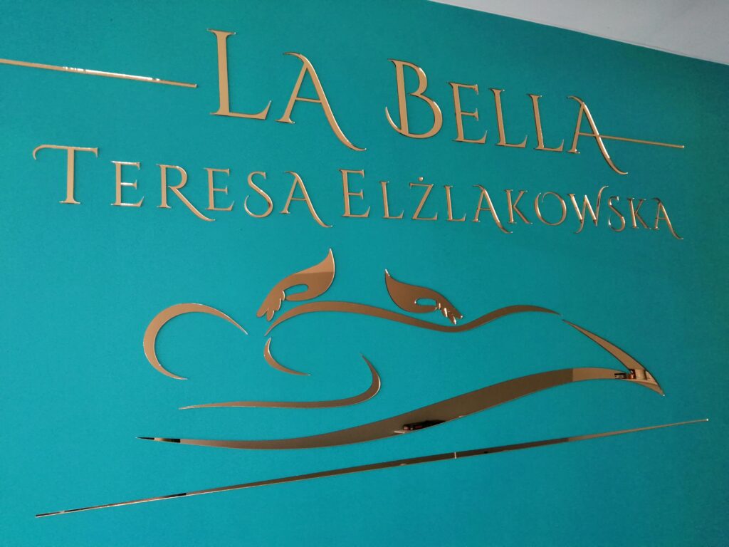 Logo lustrzane z akrylu na ścianę – realizacja DECOPARK