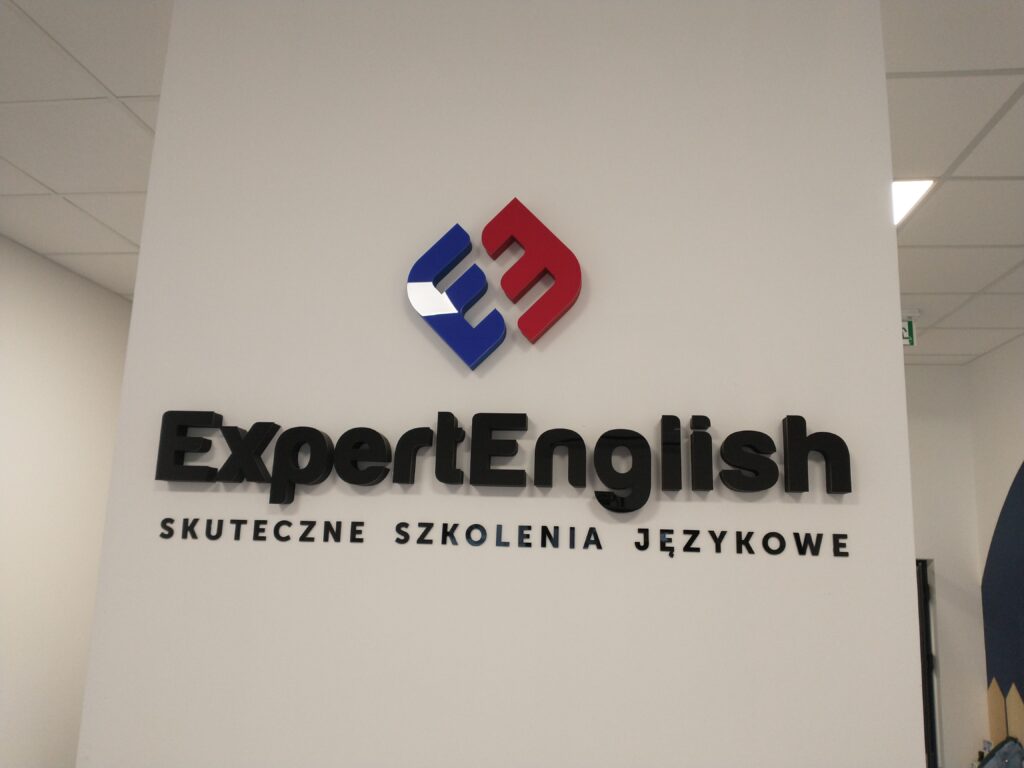 Niepodświetlane logo 3D ze styroduru z licem – realizacja DECOPARK
