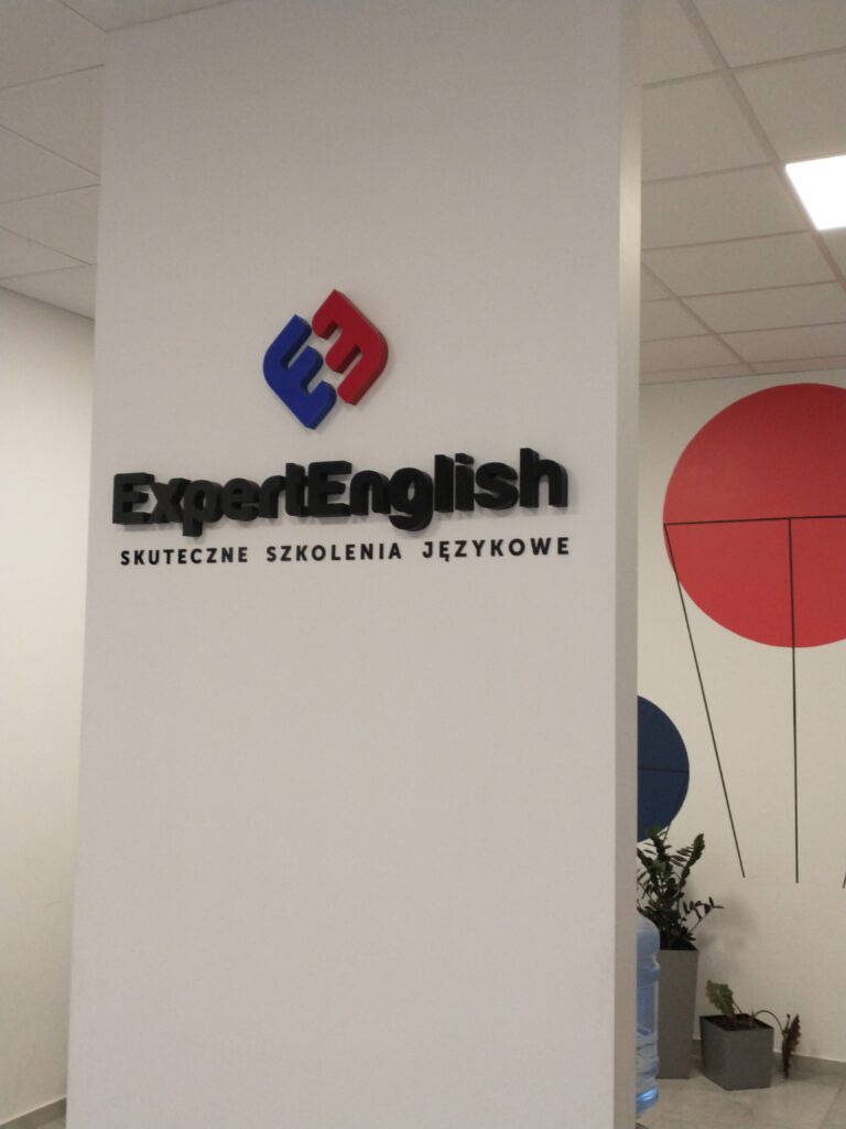 Niepodświetlane logo 3D ze styroduru z licem – realizacja DECOPARK