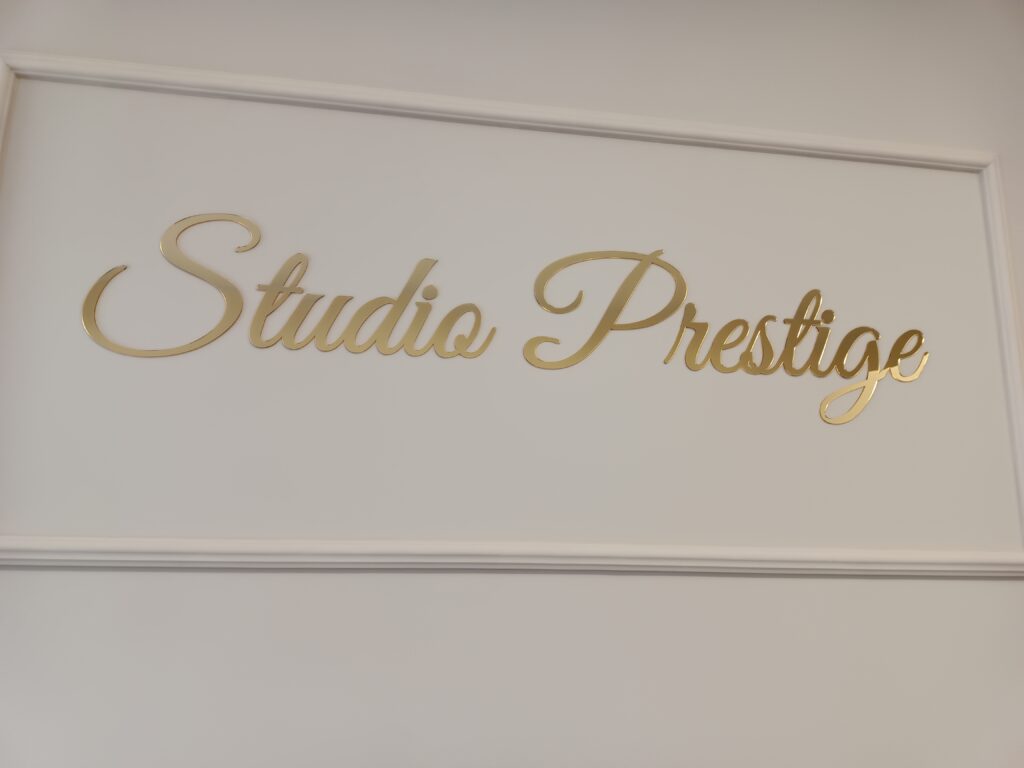 Logo lustrzane z akrylu na ścianę – realizacja DECOPARK