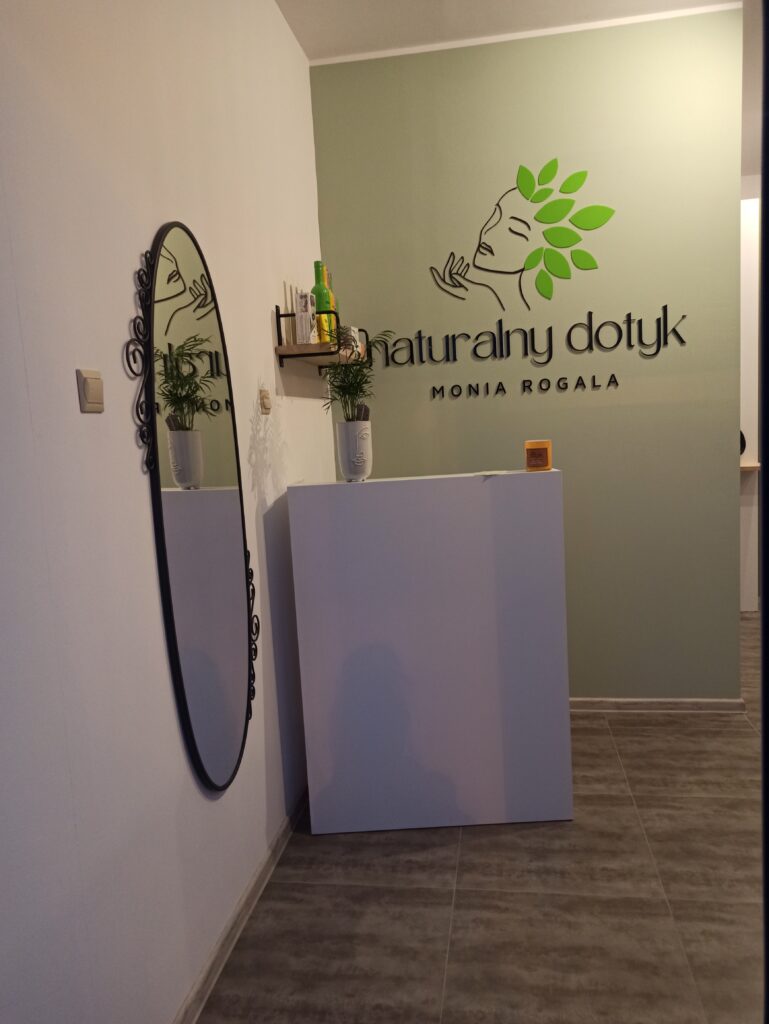 Niepodświetlane logo 3D ze styroduru z licem – realizacja DECOPARK