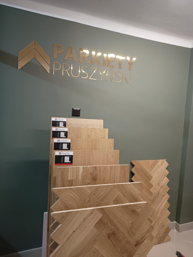 Logo lustrzane z akrylu na ścianę – realizacja DECOPARK