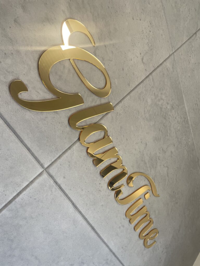 Logo lustrzane z akrylu na ścianę – realizacja DECOPARK