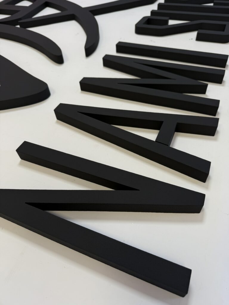 Niepodświetlane logo 3D ze styroduru z licem – realizacja DECOPARK