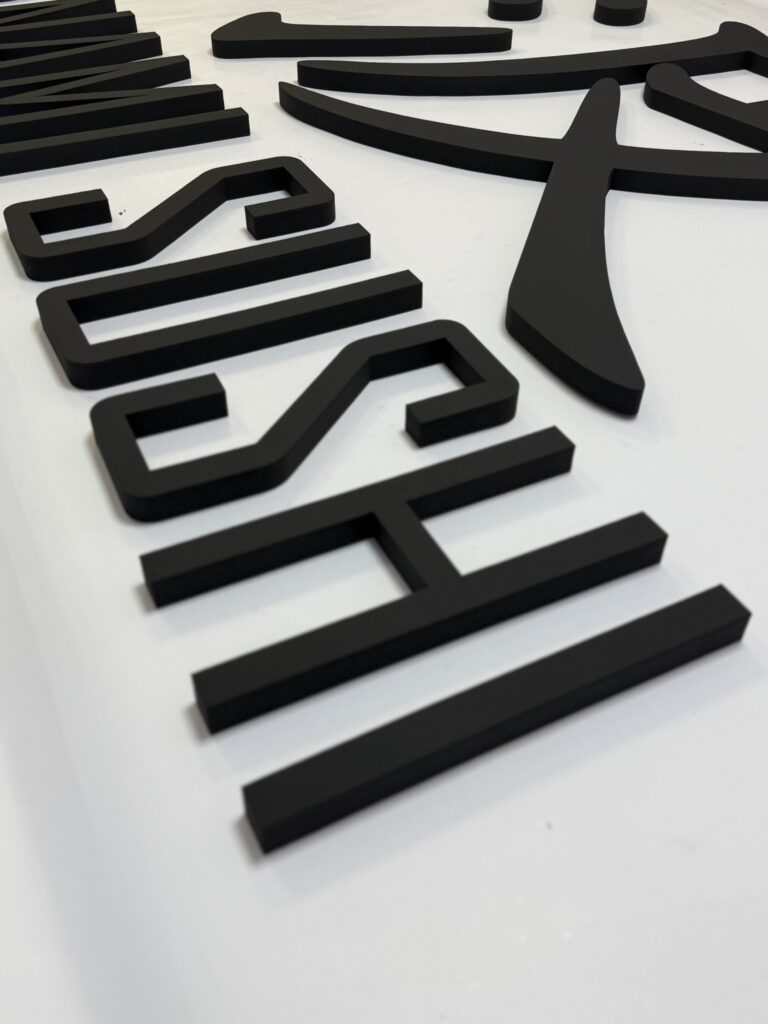 Niepodświetlane logo 3D ze styroduru z licem – realizacja DECOPARK