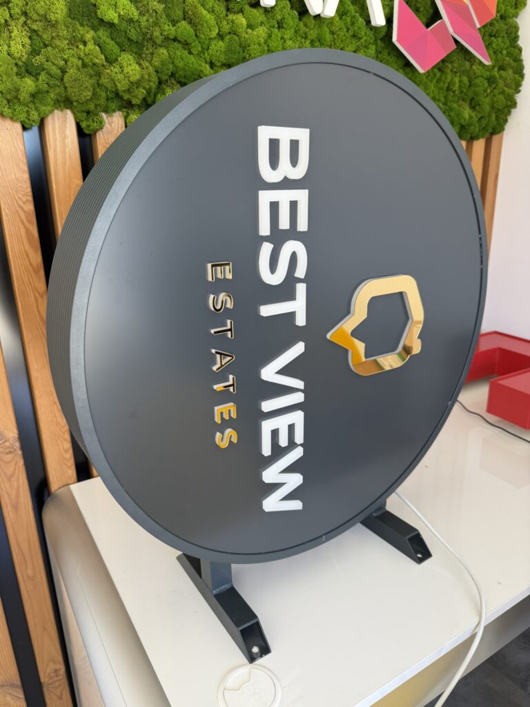 Dwustronny kaseton reklamowy LED – realizacja DECOPARK