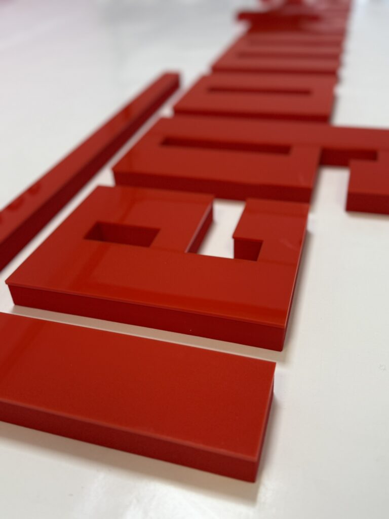 Niepodświetlane logo 3D ze styroduru z licem – realizacja DECOPARK