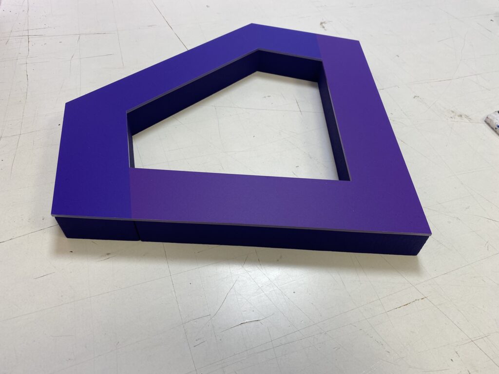 Niepodświetlane logo 3D ze styroduru z licem – realizacja DECOPARK