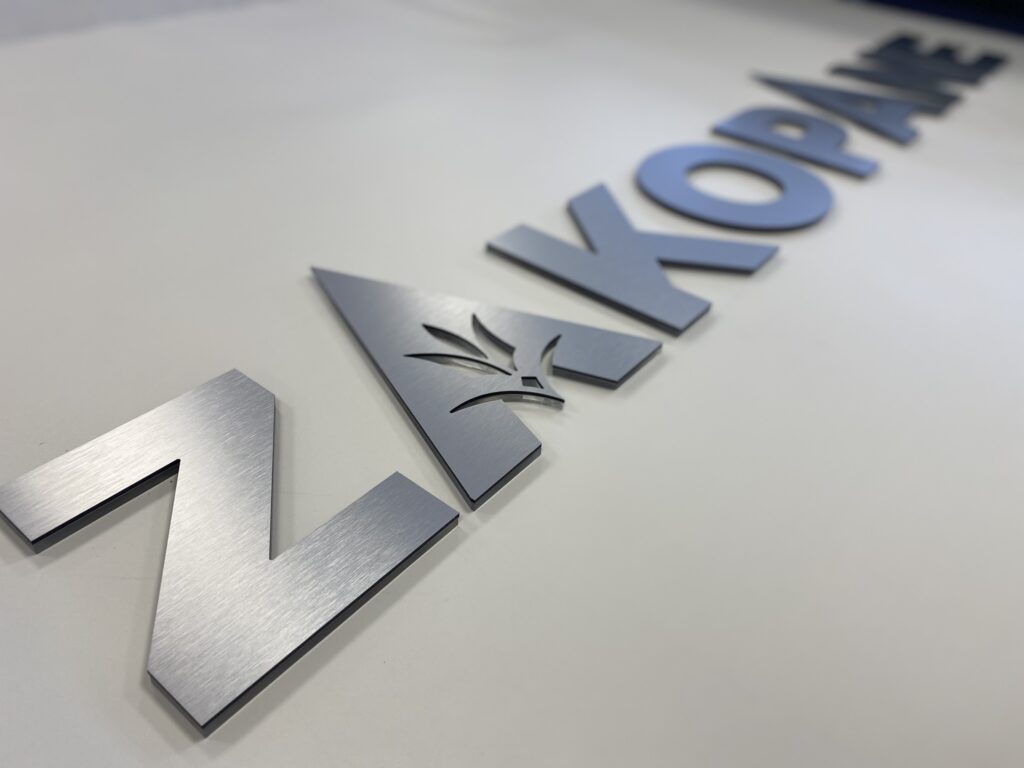 Logo lustrzane z akrylu na ścianę – realizacja DECOPARK