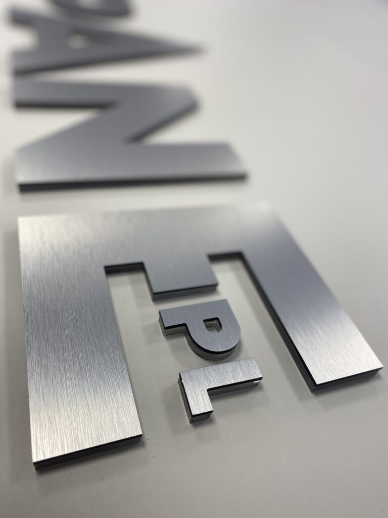 Logo lustrzane z akrylu na ścianę – realizacja DECOPARK