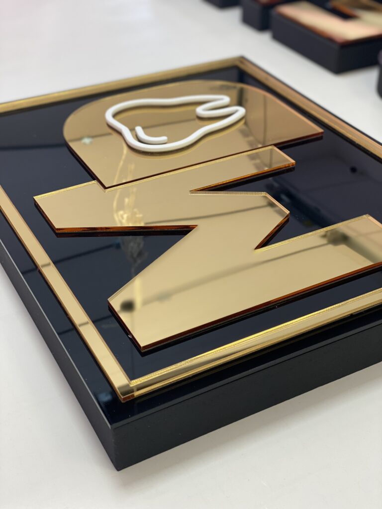 Logo lustrzane z akrylu na ścianę – realizacja DECOPARK