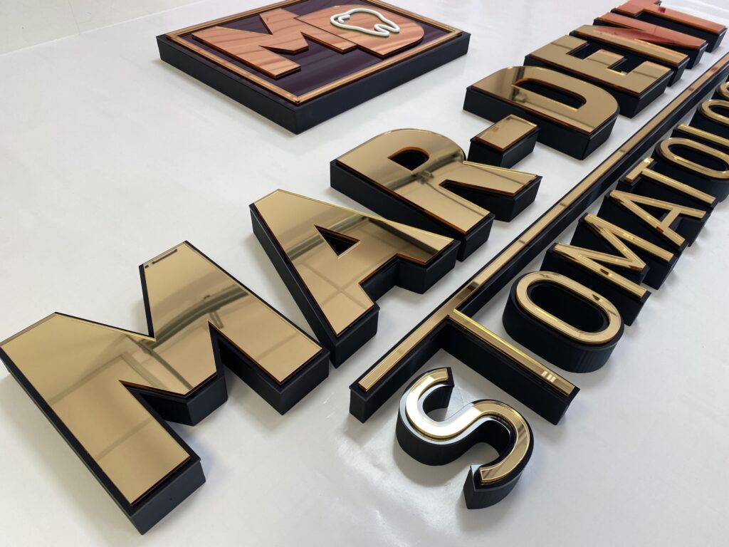 Logo lustrzane z akrylu na ścianę – realizacja DECOPARK