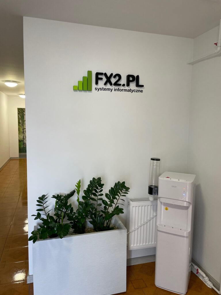 Niepodświetlane logo 3D ze styroduru z licem – realizacja DECOPARK