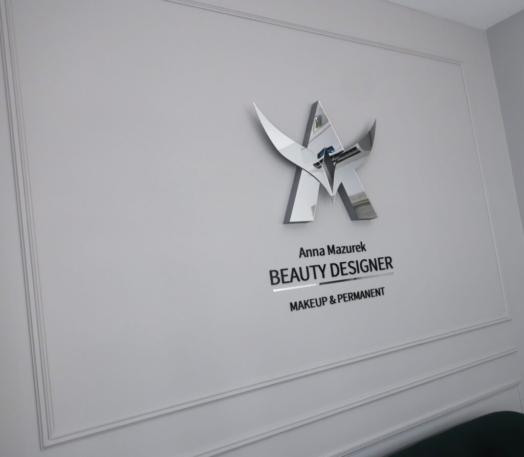 Niepodświetlane logo 3D ze styroduru z licem – realizacja DECOPARK