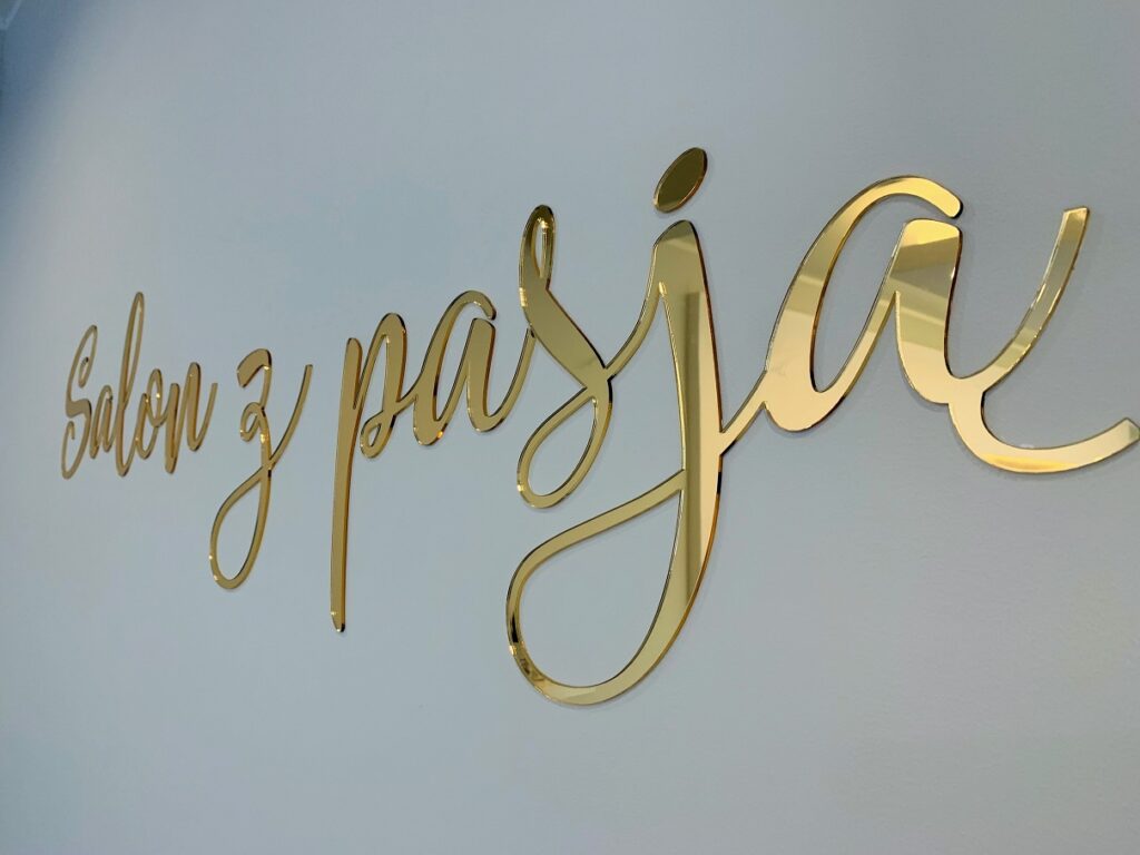 Logo lustrzane z akrylu na ścianę – realizacja DECOPARK