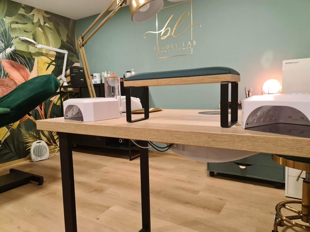 Logo lustrzane z akrylu na ścianę – realizacja DECOPARK