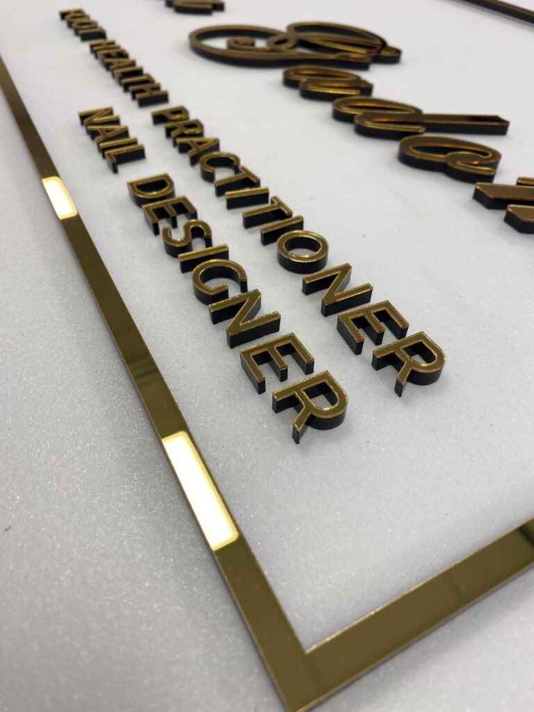 Logo lustrzane z akrylu na ścianę – realizacja DECOPARK