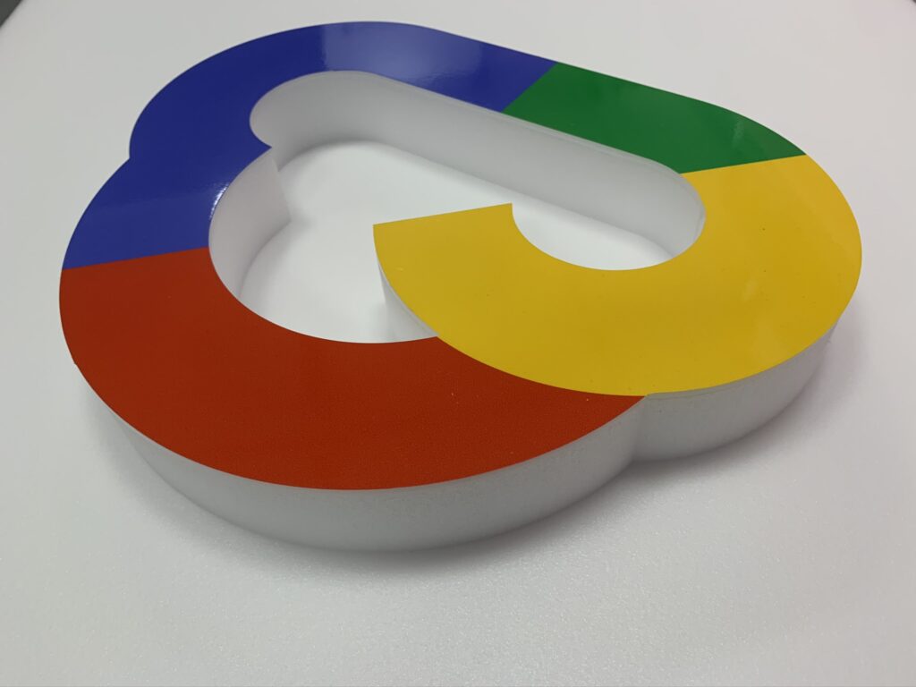 Niepodświetlane logo 3D ze styroduru z licem – realizacja DECOPARK