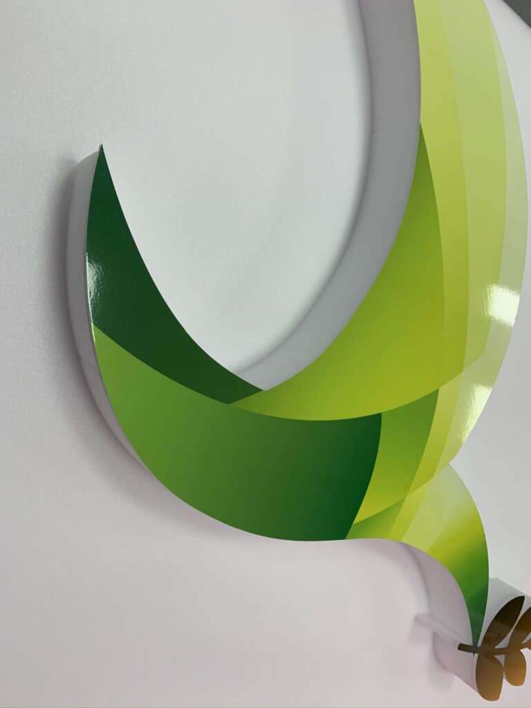 Niepodświetlane logo 3D ze styroduru z licem – realizacja DECOPARK