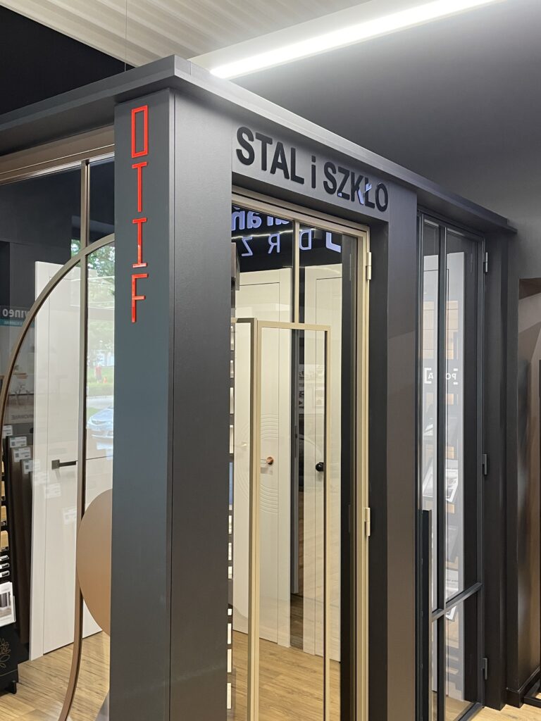Niepodświetlane logo 3D ze styroduru z licem – realizacja DECOPARK