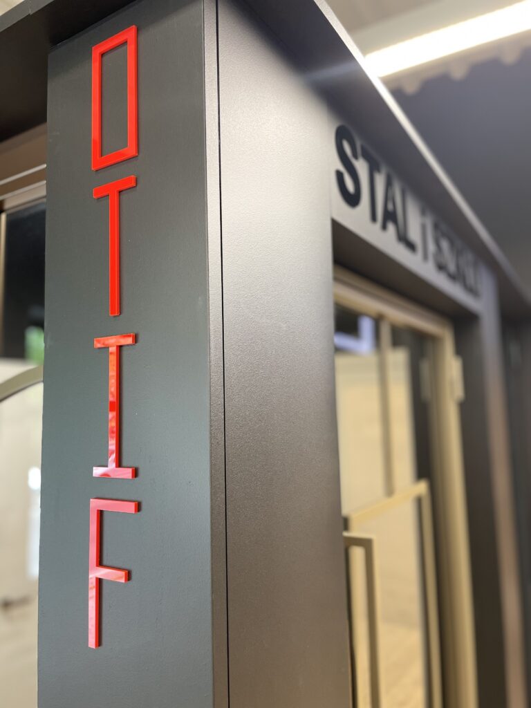 Niepodświetlane logo 3D ze styroduru z licem – realizacja DECOPARK