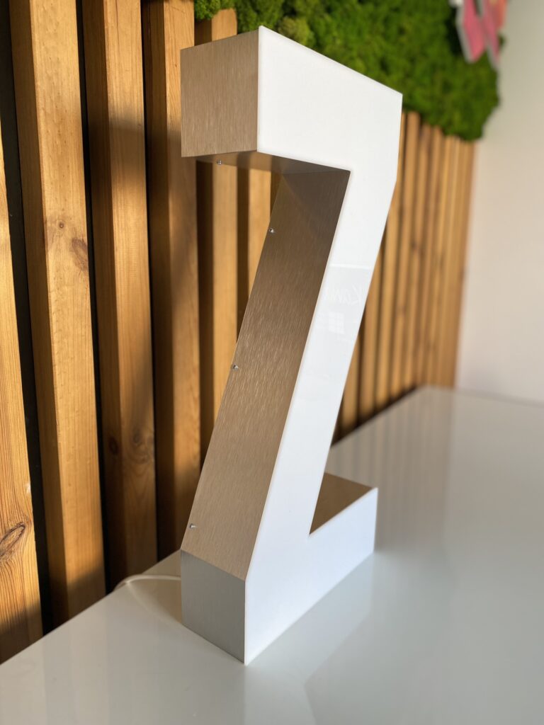 Litery blokowe FLAT na elewację – realizacja DECOPARK