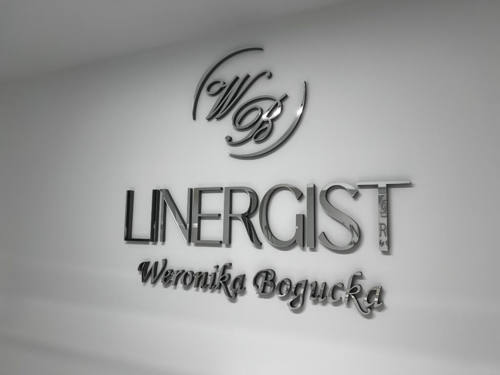 Logo lustrzane z akrylu na ścianę – realizacja DECOPARK